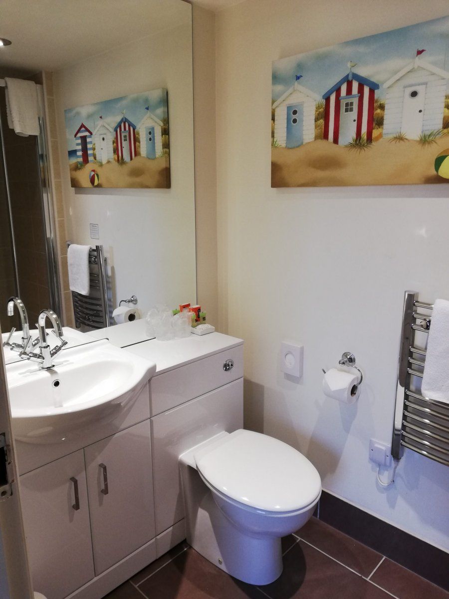 Modern en-suite bathroom