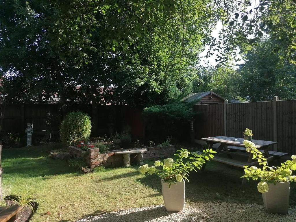 Lawn, planters and garden seating