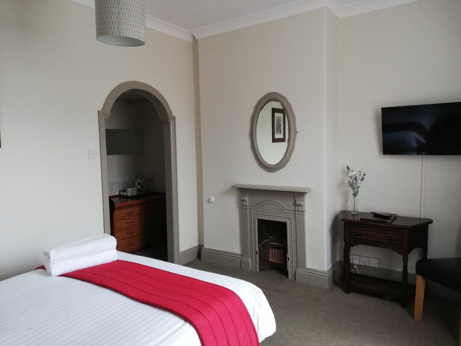 Room with arched alcove