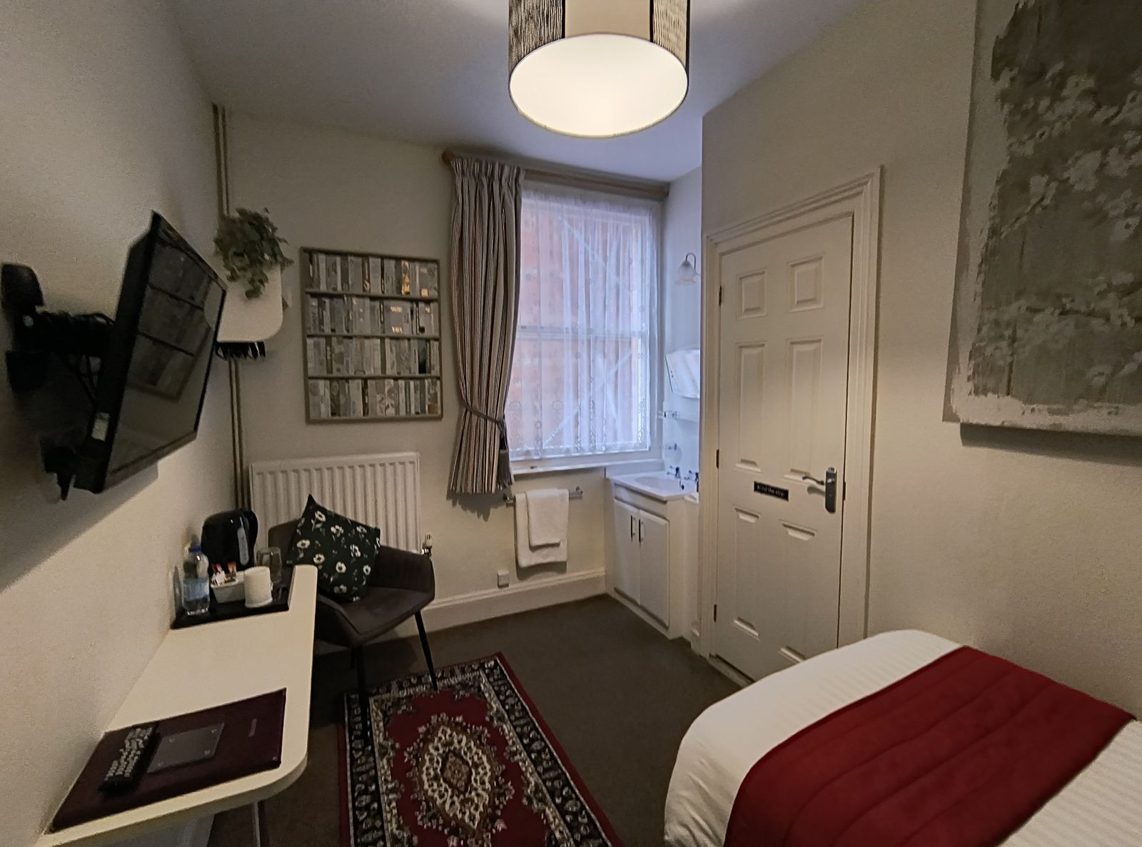 Guest room with desk and TV