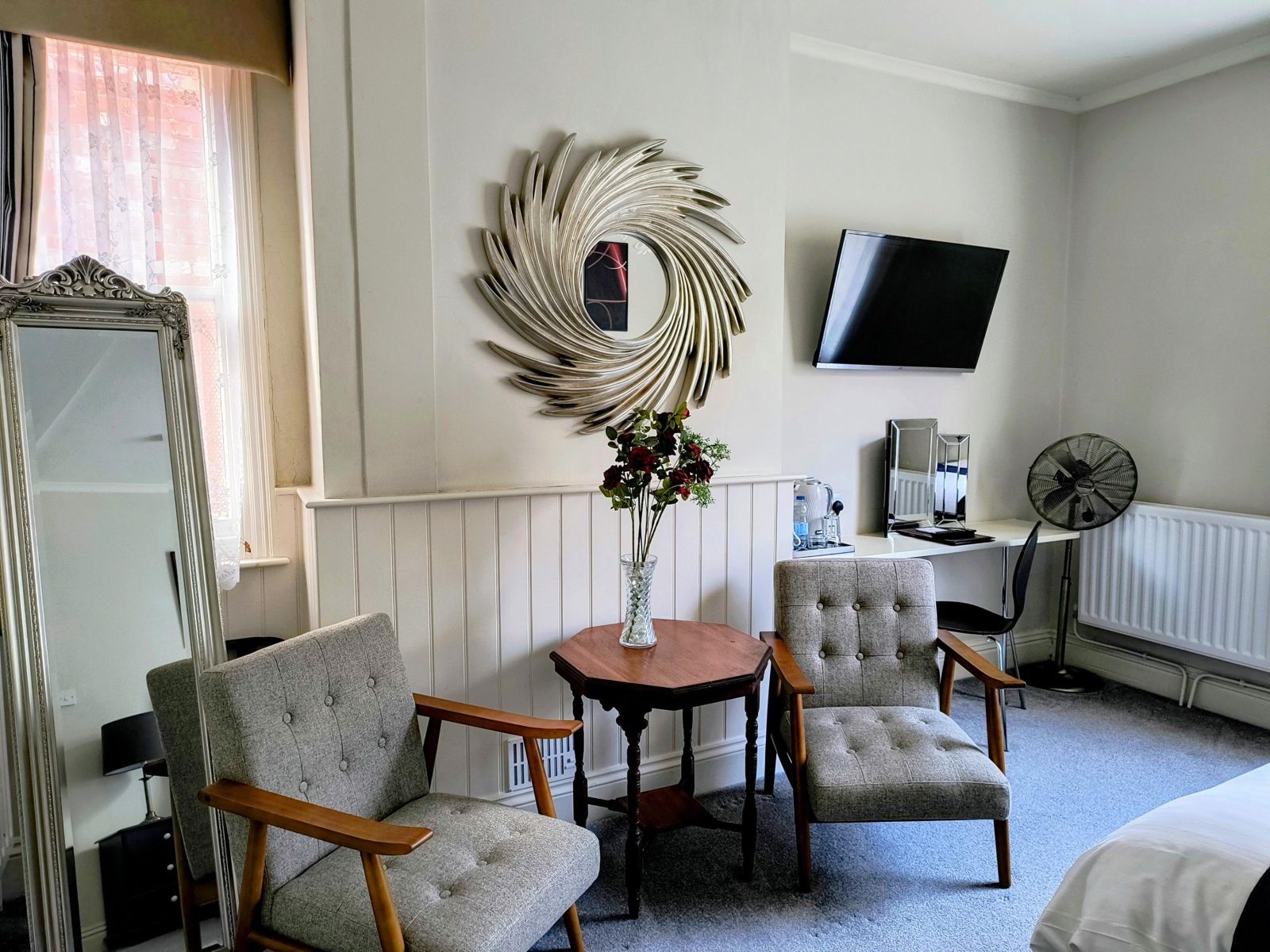 Seating corner with sunburst mirror