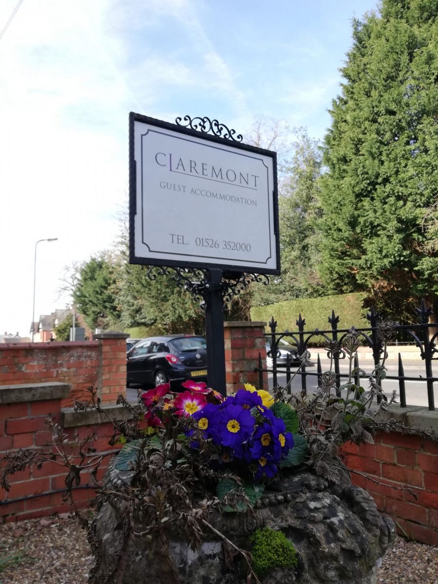 The Claremont sign and spring flowers